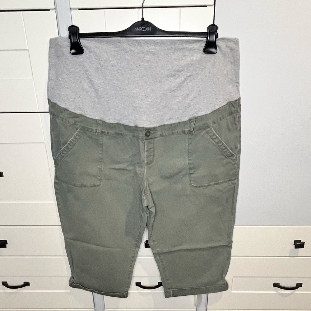 Thyme. Casual capri. Size 3X. Gray. Pockets. Cargo type.